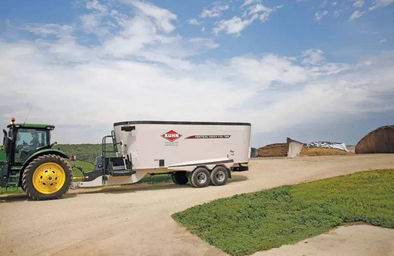 Aanzicht van de KUHN voermengwagens met drie vijzels uit de VXL 1165