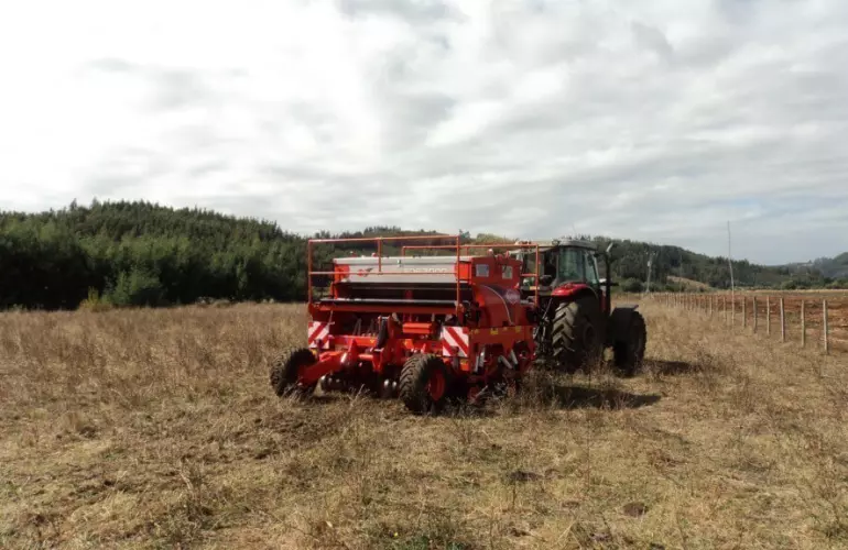 Vista trasera en perspectiva de SDE en posición de trabajo remolcado por el tractor