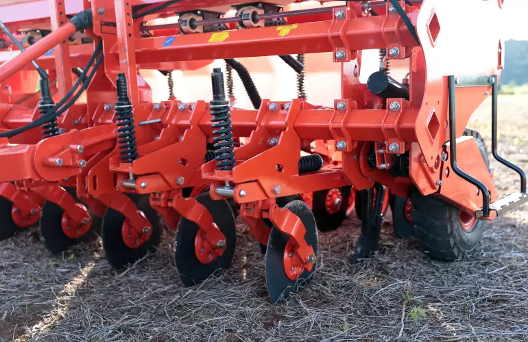 Vista frontal con detalle de la línea de fertilizantes.