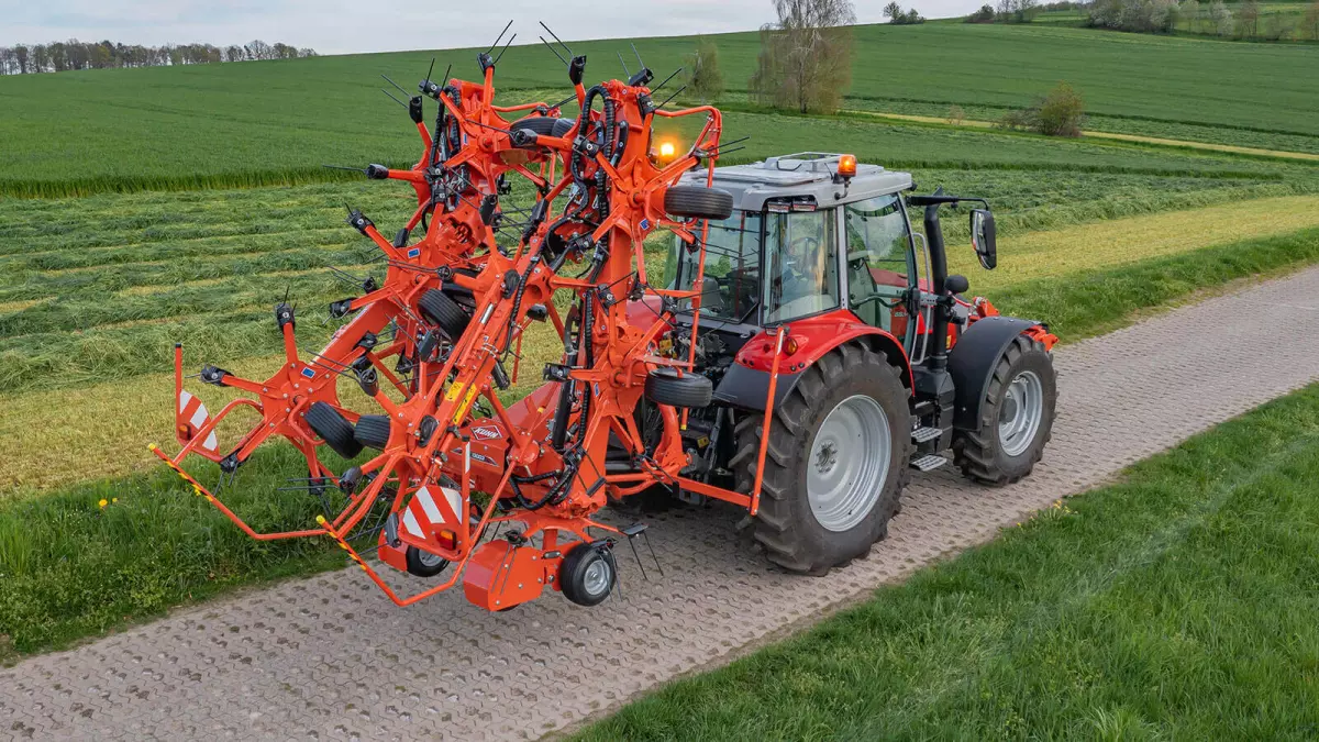 GF 13003 - The only 13 m mounted tedder! | KUHN