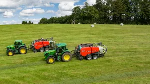 baler - wrapper working in the field