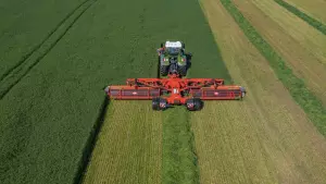 The FC 13460 RA mower-conditioner with swath grouper offers a significantly higher work output than conventional mowing combinations with a variable working width of 12.40 to 13.40 m.