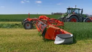 The FC 13460 RA mower-conditioner was designed with the goal to preserve the soil from compaction