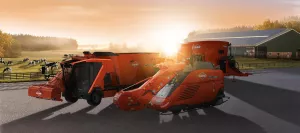 Das Keyvisual der KUHNaktuell. Fütterungstechnik 2026, welches KUHN Fütterungstechnik vor einem Sonnenuntergang darstellt.