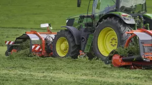 MERGE MAX 440 F in combination working in the field