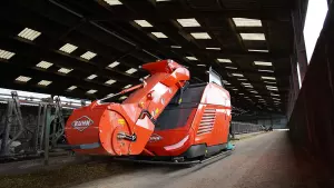 Self-propelled autonomous mixer AURA distributing to livestock