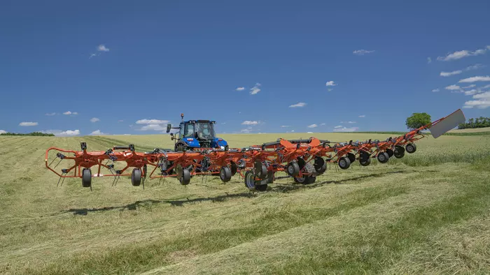 GF 13003 T at work with a New Holland tractor