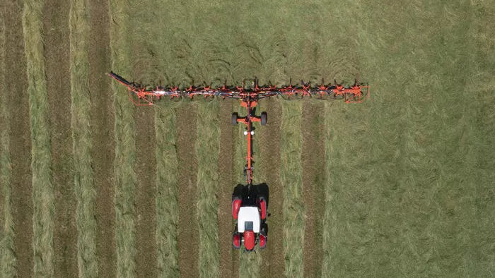 GF 15003 T at work with a CASE IH tractor