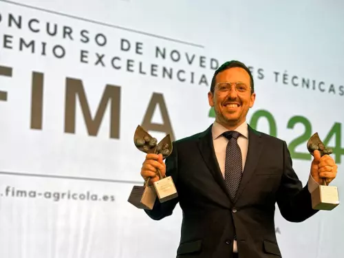 Fernando Cuervo, KUHN Ibérica`s CEO collecting the prizes