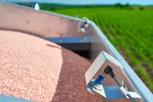 Sensores ultrasónicos que activan a la cinta transportadora.