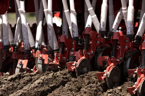 Foto detallada de los compactadores en el trabajo.