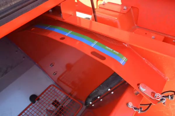 Depósito lleno con destaque en el tabique móvil