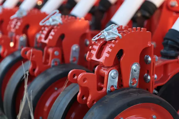 Detalle de limitadores de profundidad de la sembradora SELECT