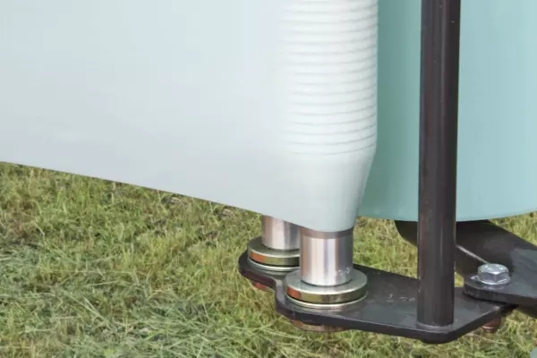 La forma cónica de los dos extremos de los rodillos de aluminio permite conservar la anchura óptima del plástico.