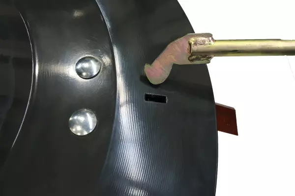 Con una herramienta en forma de gancho, se pueden sustituir fácilmente las cuchillas.