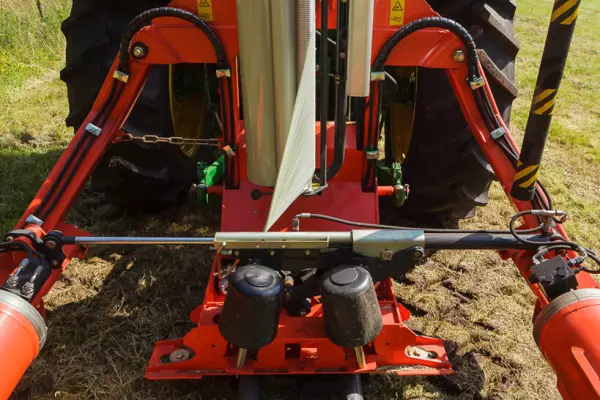 Una cuchilla de plástico hidráulica de gran agarre sujeta y corta el plástico de forma automática.