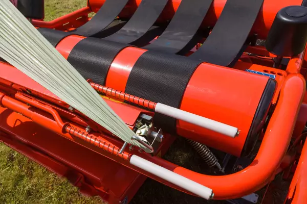 Una cuchilla de plástico de gran agarre accionada por un resorte sujeta y corta el plástico de forma automática.
