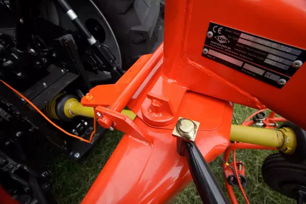 Al levantarlo para el transporte, el cabezal se centrará automáticamente y se bloqueará para mayor seguridad.