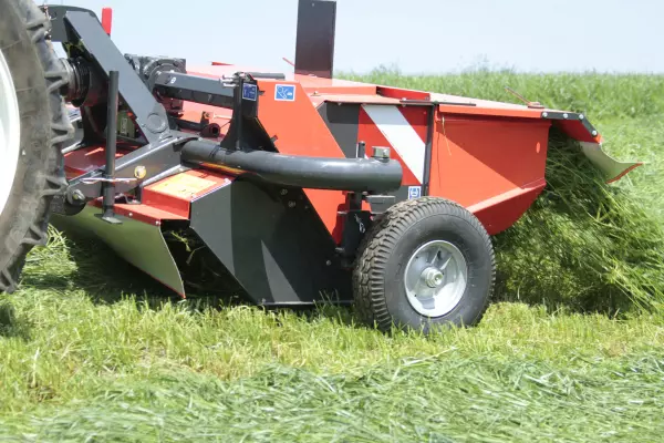 Las ruedas se encuentran cerca del acondicionador para una adaptación al terreno perfecta.