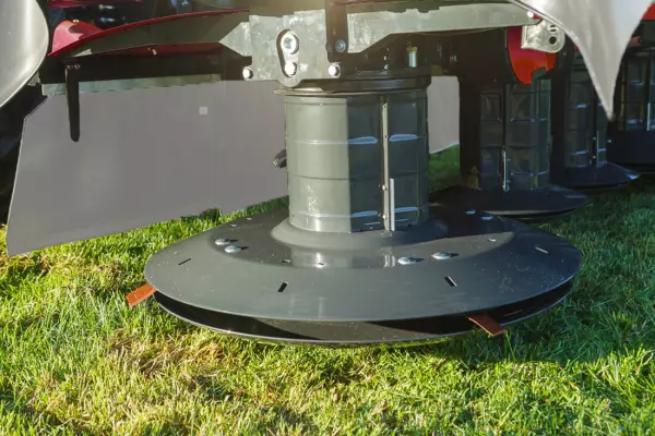 La cubierta delantera puede plegarse 90º hacia arriba, facilitando el acceso a las cuchillas