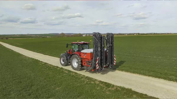 Highly compact design with booms well integrated into the dimensions of the machine