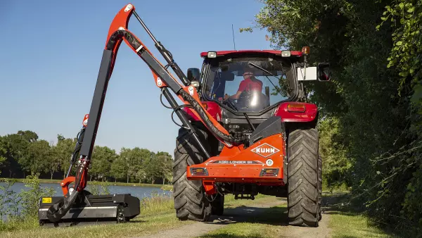 The 200° head rotation offers AGRI-LONGER GII Mechanical Safety Hedge and Grass Cutters full visibility at work.