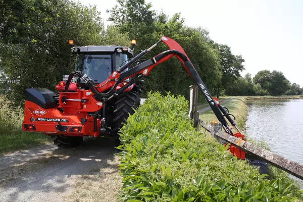 Due to the top-side position of the outer boom cylinder, scrub can be cleared over fences or hedges without the risk of snagging.