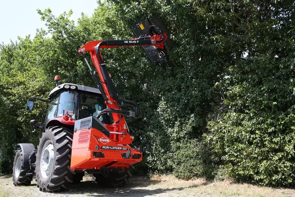 Access to a wide variety of sites with the KUHN AGRI-LONGER GII Hedge and Grass Cutter with pivot-mounted arm safety