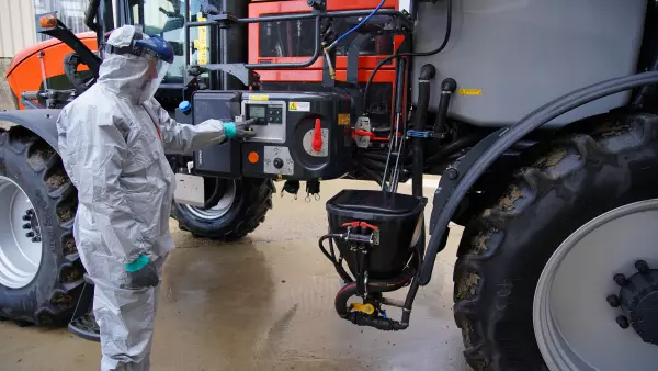 Photo of the operator at the operator's station of the ARTEC RS20 self-propelled sprayer