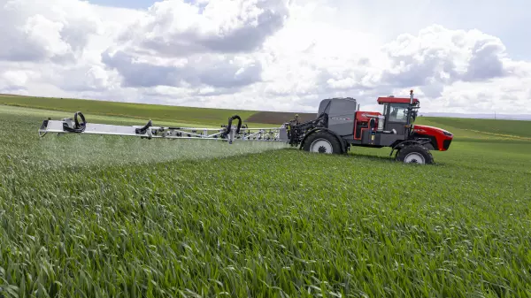 Photo of the ARTEC RS20 self-propelled sprayer at work in a wheat field, view from the side