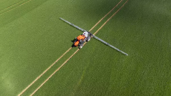 Photo of the ARTEC RS20 self-propelled sprayer at work in a wheat field