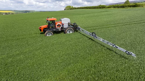 Photo of the ARTEC RS20 self-propelled sprayer at work in a wheat field