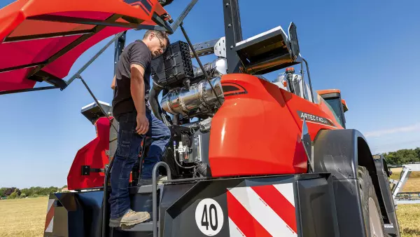 Photo of the operator on the rear platform of the ARTEC F40 EVO self-propelled sprayer