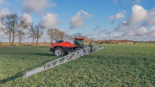 Photo of the ARTEC F40 EVO self-propelled sprayer in a rapeseed field