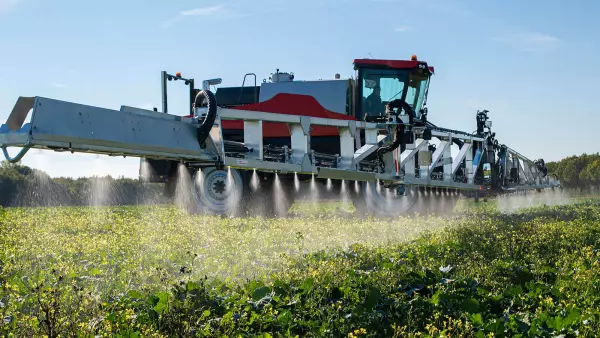 Photo of the ARTEC F40 EVO self-propelled sprayer while spraying