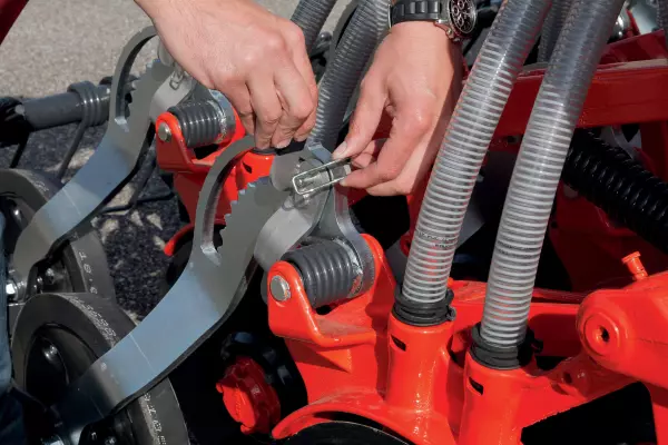 Easy adjustment of double seeding disc for AUROCK trailed seed drill for no-till and conservation agriculture