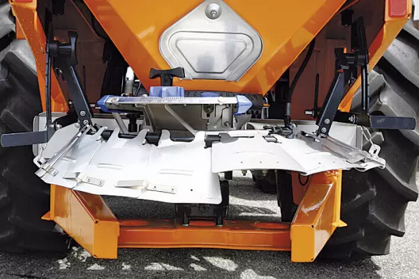 Working width easily adjusted on the AXEO salt and sand spreader