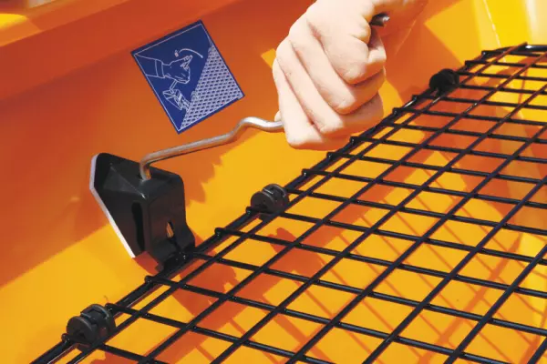 Filtering sieve to stop salt blocks and prevent flow faults in the AXEO hopper