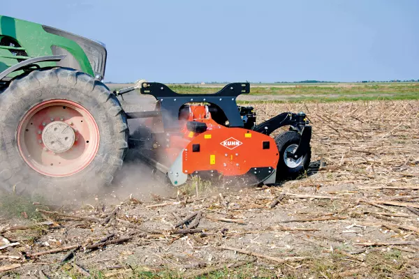 La trituradora de residuos de cultivos reversible BCR 2800 ofrece más posibilidades y más flexibilidad en usos frontales, traseros o combinados