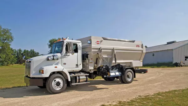 Caja de descarga BTC 155 montada en camión estacionada en la entrada de grava.