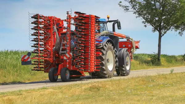 Combinado de siembra durante el transporte, formado por la grada rotativa HR 6040 RCS y la barra de siembra BTFR 6030