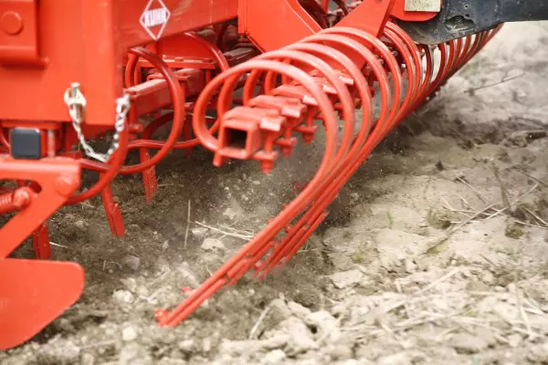 Rows of tines on the CD 300 cultivator