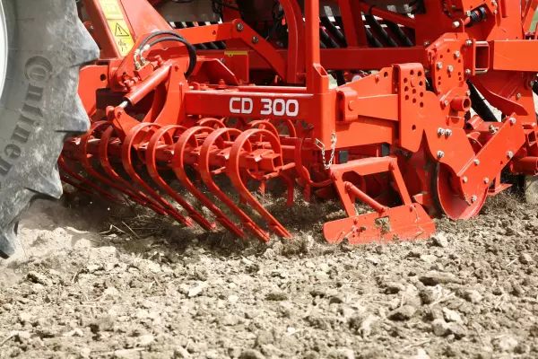 CD 300 tine cultivator in combination with the INTEGRA seed drill