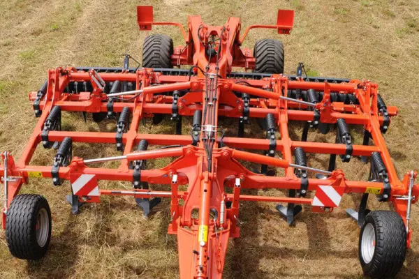 CULTIMER L enganchado al brazo de elevación para facilitar las maniobras