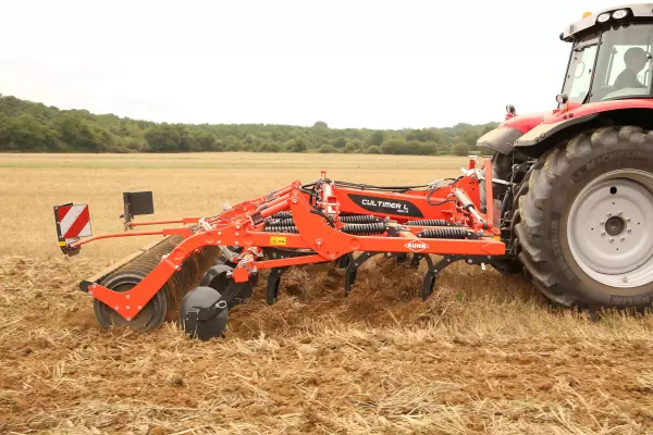 CULTIMER L 400R equipado con discos de nivelación