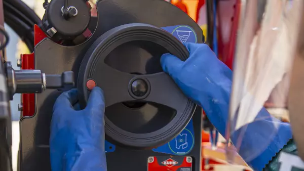 Fotografía del operario girando el volante multifunción del panel de válvulas DILUSET+