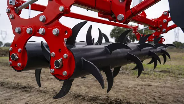 The double -spike roller is ideal for perfect control of working depth, crumbling and optimal soil compaction.