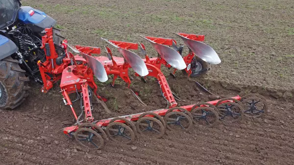The DUOLINER on-board roller is available on the MASTER M to refine ploughing and prepare the seedbed