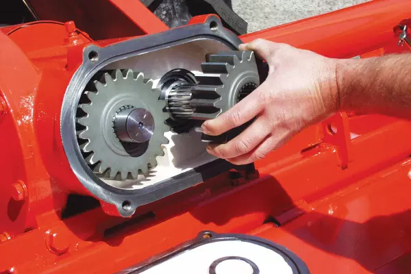 Robust and high-performance central gear housing with Duplex transmission on KUHN EL 92 power tillers