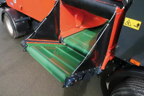 The tilting conveyors of the KUHN EUROMIX I range are quiet and easy to service